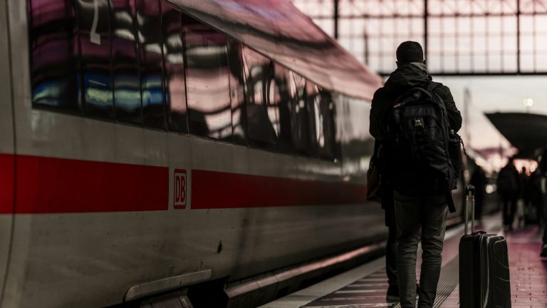 Envie de partir loin sans prévenir personne : ce que cela révèle
